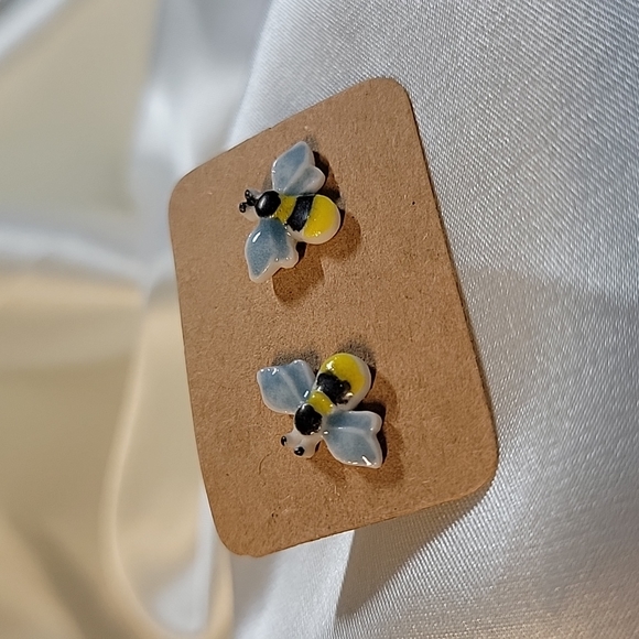 🔥LAST PAIR🔥 Ceramic Bee Stud Earrings - Picture 5 of 5